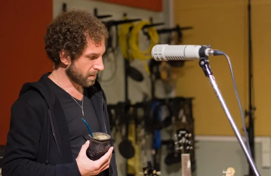 Musico escuchando con mate en la mano